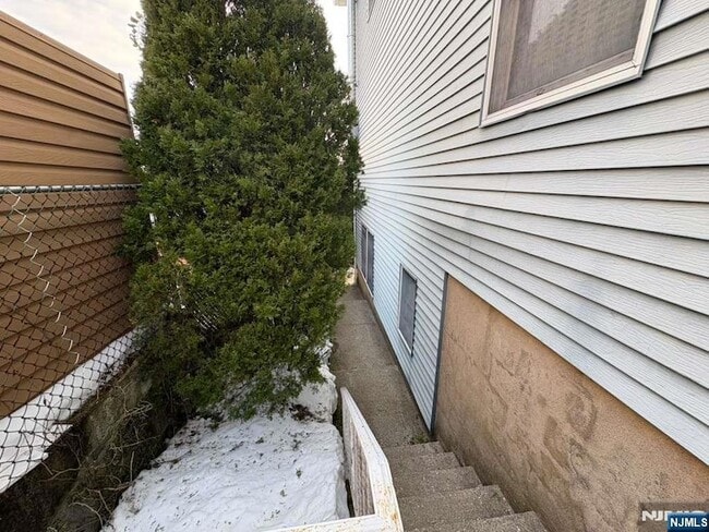 402 Farnham Ave in Lodi, NJ - Foto de edificio - Building Photo