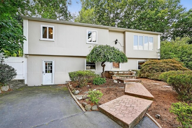 731 Manette Ln in Valley Cottage, NY - Foto de edificio - Building Photo