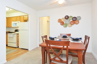 Naamans Village Apartments in Claymont, DE - Foto de edificio - Building Photo