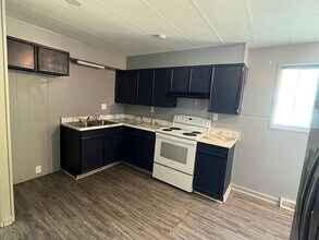 1201 Manchester Ave in Newton, KS - Building Photo - Building Photo