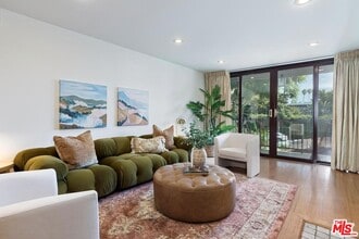 1351 N Crescent Heights Blvd in West Hollywood, CA - Building Photo - Building Photo