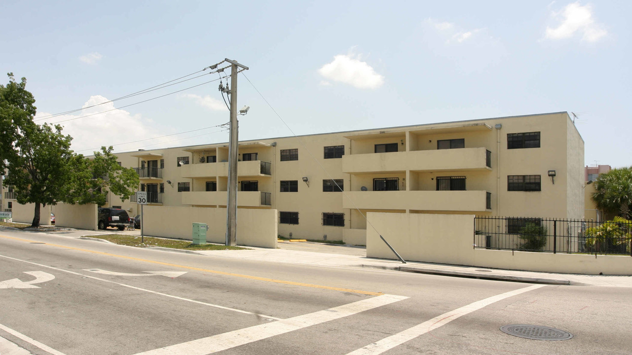 325 W 68th St in Hialeah, FL - Building Photo