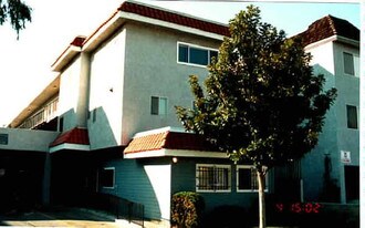 13709 Chadron Avenue in Hawthorne, CA - Building Photo