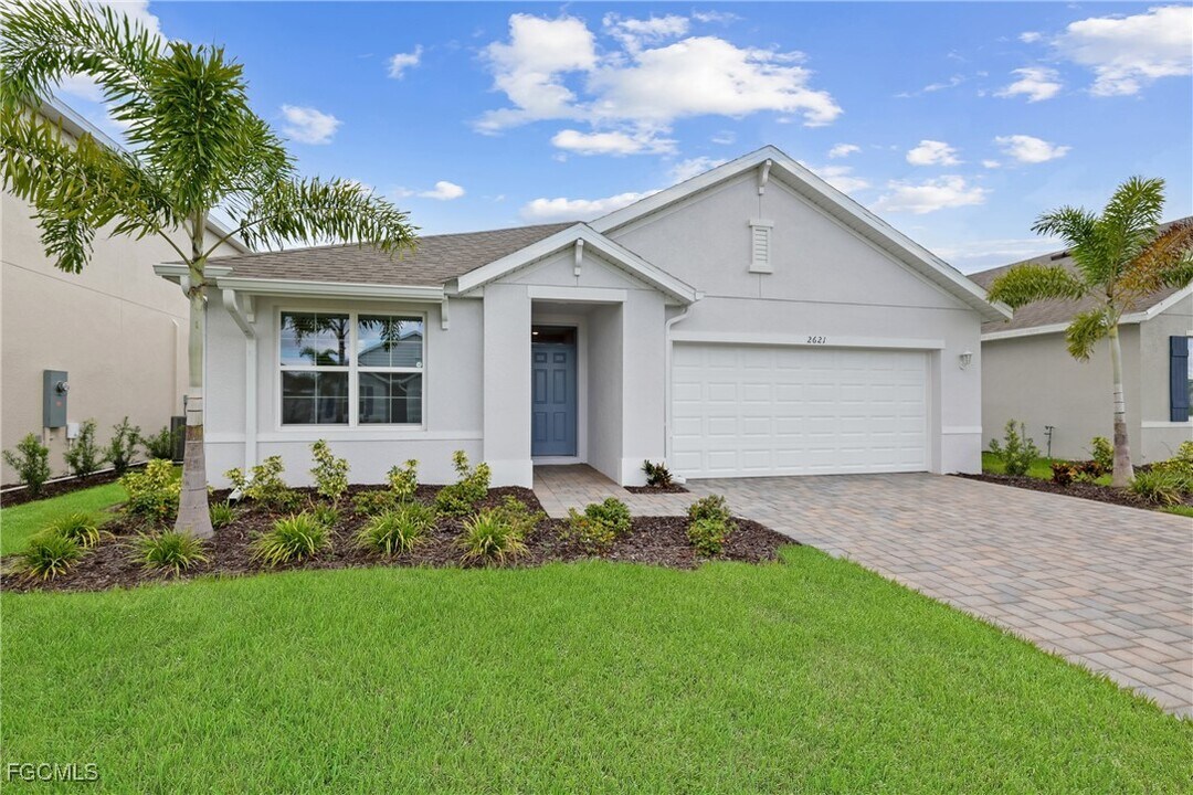 2621 Table Coral Trl in North Fort Myers, FL - Building Photo