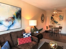 Cambridge at River Oaks in Kansas City, KS - Building Photo