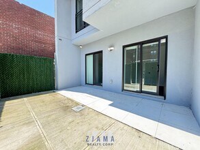 979 E 34th St in Brooklyn, NY - Foto de edificio - Building Photo