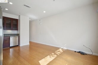 6466 Hollis St in Emeryville, CA - Foto de edificio - Building Photo