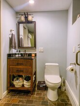 30 Bentley St, Unit 3 in Boston, MA - Foto de edificio - Building Photo