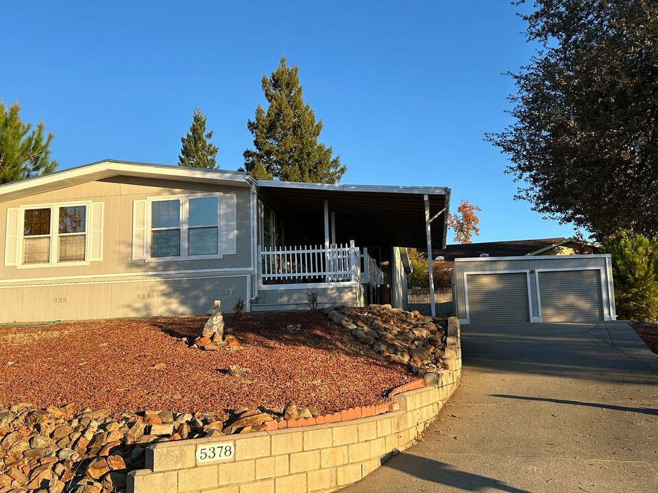 5378 Treasure Hill Dr in Oroville, CA - Foto de edificio