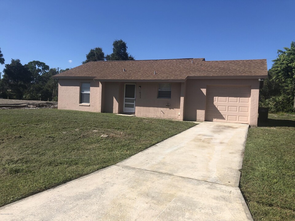 1623 Sadigo St SE in Palm Bay, FL - Building Photo