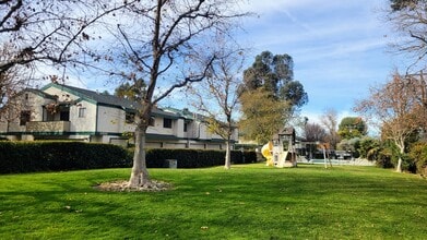 23530 Newhall Ave in Santa Clarita, CA - Foto de edificio - Building Photo