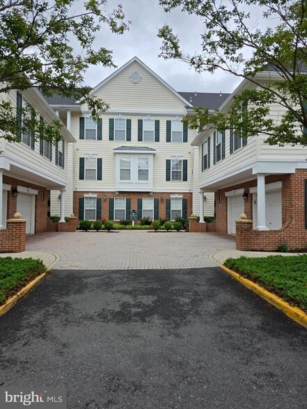 43134 Watercrest Square, Unit 304 in Chantilly, VA - Foto de edificio