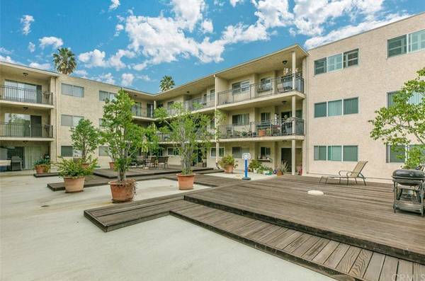 277 Pleasant St, Unit 317 in Pasadena, CA - Foto de edificio