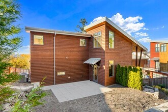 13063 SE 43rd Pl in Bellevue, WA - Building Photo - Building Photo