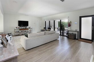 875 W 47th St in Miami Beach, FL - Foto de edificio - Building Photo