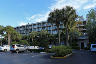 Lakeshore Club in West Palm Beach, FL - Building Photo - Building Photo