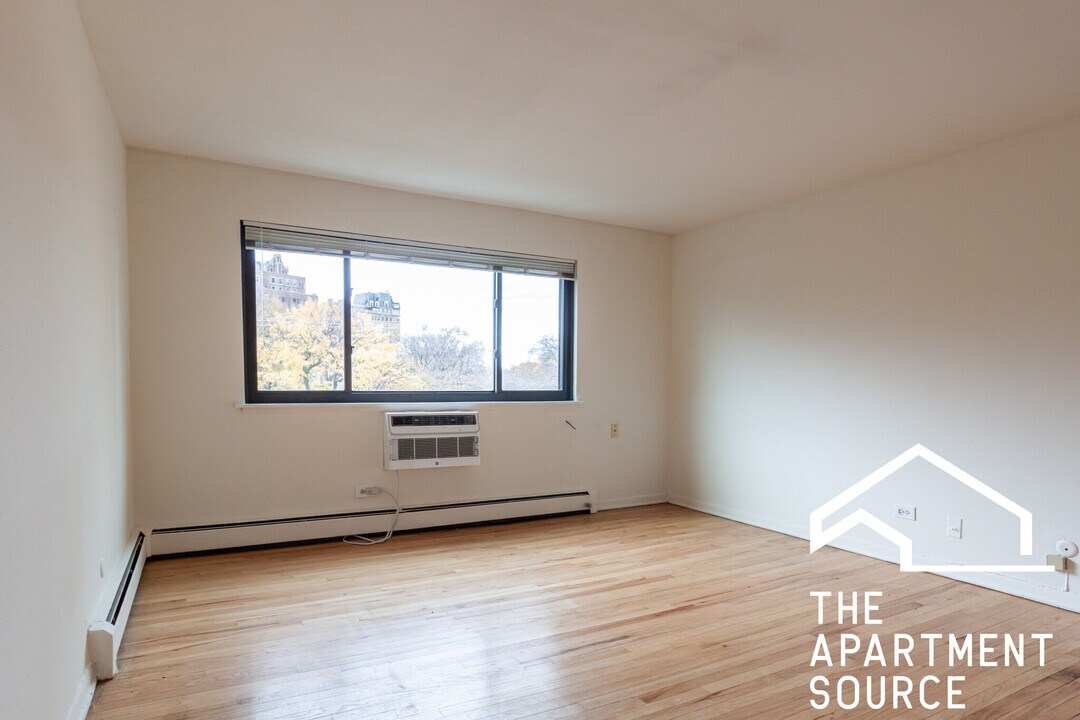 540 W Roscoe St in Chicago, IL - Building Photo