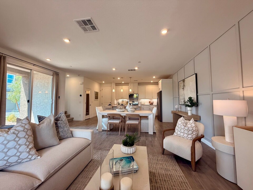 802 Royal Beekman St in Henderson, NV - Building Photo