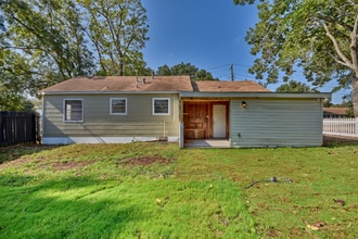 112 E Chatham St in Bellville, TX - Foto de edificio - Building Photo