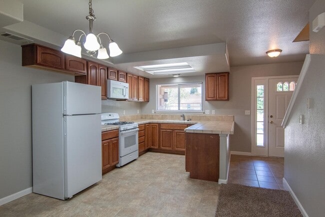 1045-1047 Monterra Ln in Redding, CA - Building Photo - Building Photo
