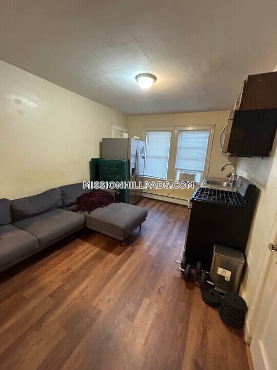 26 Hazelwood St in Boston, MA - Building Photo