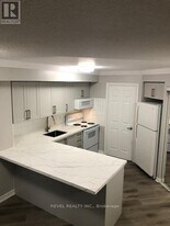 3880 Duke of York Blvd in Mississauga, ON - Building Photo