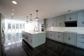 246 Cleft Rd in Mill Neck, NY - Building Photo - Building Photo