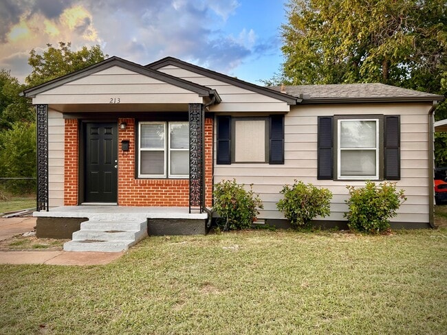 property at 213 W 7th St