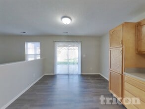 5477 Wood Hollow Dr in Indianapolis, IN - Foto de edificio - Building Photo