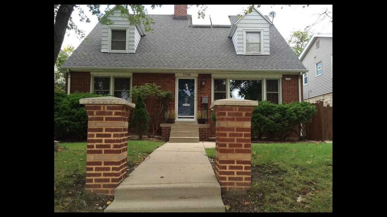 7710 W Keefe Ave in Milwaukee, WI - Building Photo