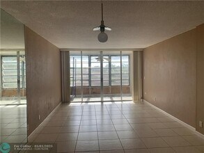 9470 Live Oak Pl in Davie, FL - Foto de edificio - Building Photo