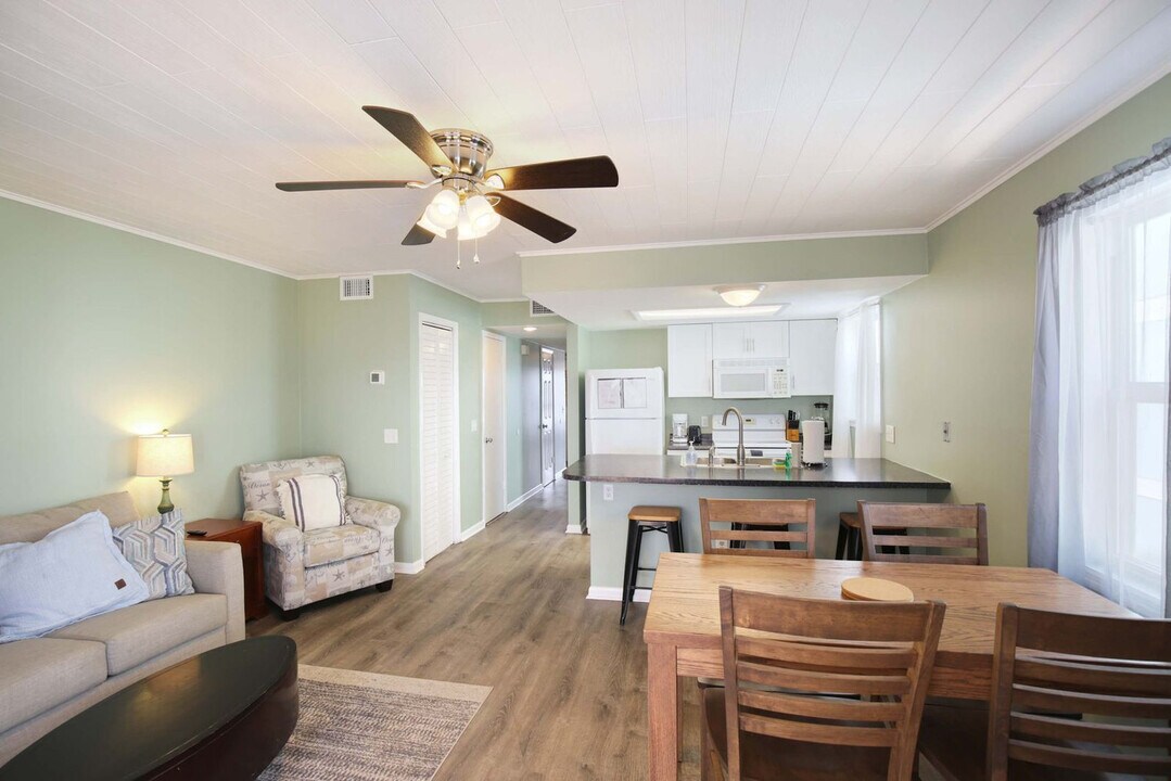 606 Carolina Beach Ave S in Carolina Beach, NC - Building Photo