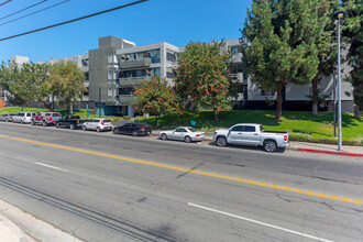 Oxnard Plaza in North Hollywood, CA - Building Photo - Building Photo