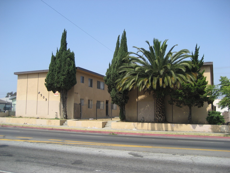 8909 Normandie Ave in Los Angeles, CA - Building Photo