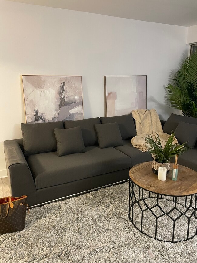 SKYLINE PLAZA in Montréal, QC - Building Photo - Building Photo