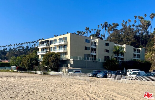 723 Palisades Beach Rd in Santa Monica, CA - Building Photo - Building Photo