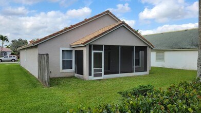 1651 Oak Berry Cir in Wellington, FL - Foto de edificio - Building Photo