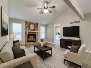 1102 NE Richardson Pl in Lee's Summit, MO - Building Photo - Building Photo