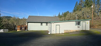 5213 Buckhorn Rd in Roseburg, OR - Foto de edificio - Building Photo