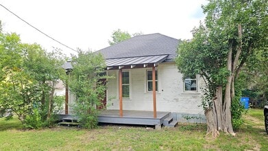 917 W 6th St in Taylor, TX - Building Photo - Building Photo