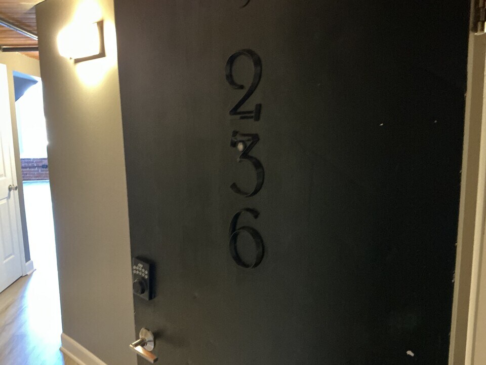 201 S Hoskins Rd in Charlotte, NC - Building Photo