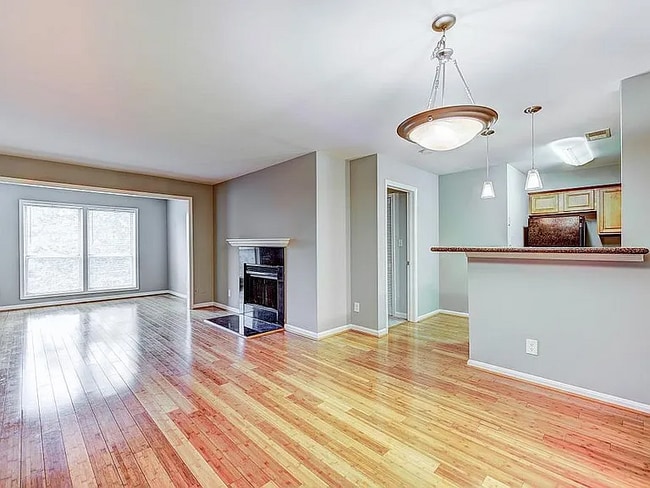 3176 Summit Square Dr in Oakton, VA - Building Photo - Building Photo