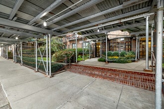 98120 Queens Blvd in Rego Park, NY - Building Photo - Building Photo