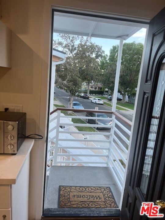 15524 Sylvan St in Van Nuys, CA - Building Photo - Building Photo