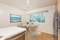 8335 W Manchester Ave, Unit B in Venice, CA - Foto de edificio - Building Photo