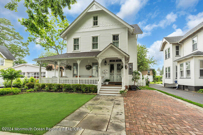 21 Pearce Ave in Manasquan, NJ - Building Photo