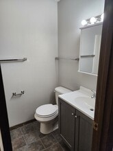 102 Oak St, Unit #1 in Hiawatha, IA - Building Photo - Building Photo