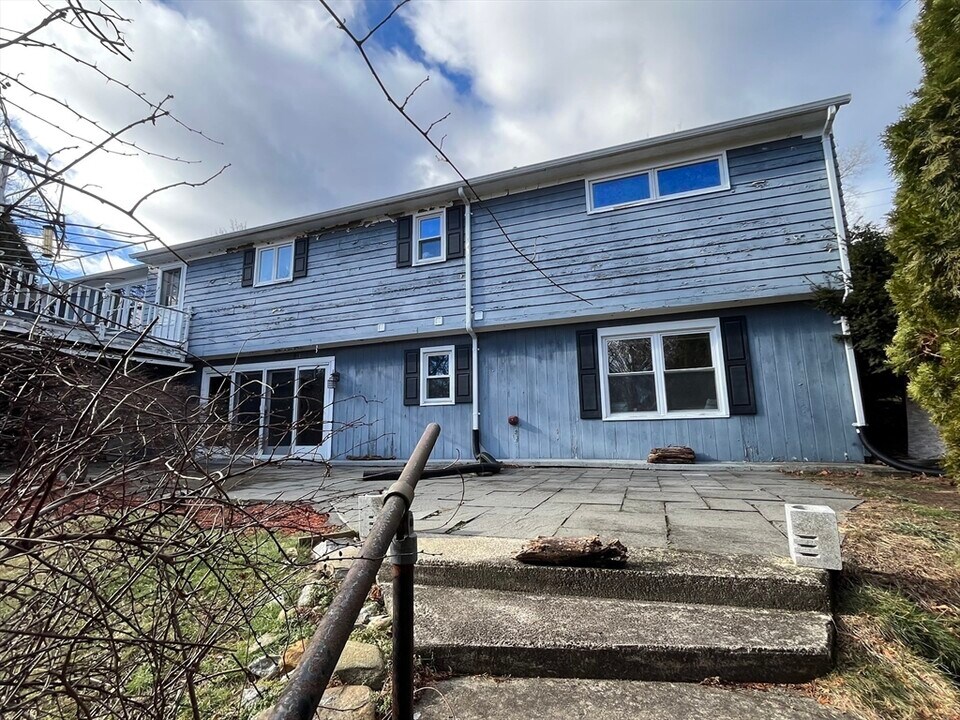 445 Dennison Dr in Southbridge, MA - Building Photo