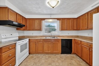 6644 Ravenwood Ave NW in Canton, OH - Foto de edificio - Building Photo