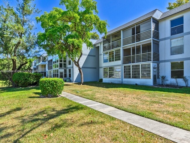 8401 Lagos De Campo Blvd in Tamarac, FL - Building Photo - Building Photo